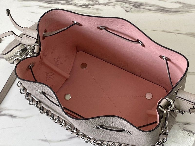 欲しい♡超限定♪ルイヴィトン ベラ マヒナレザー コピー ショルダーバッグ★ミストグレー M57536品質保証