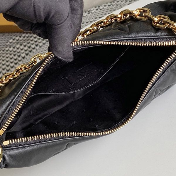 入手困難ルイヴィトン オーバー ザ ムーン ショルダーバッグ 偽物 M59799 富岡佳子さんの愛用