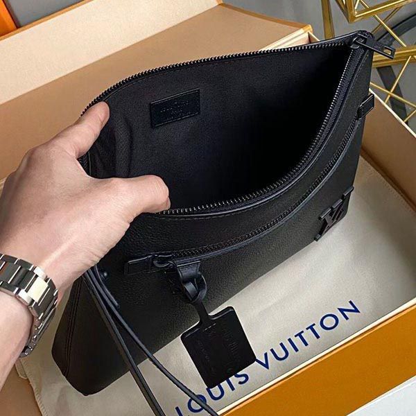 【新作】ルイヴィトン クラッチバッグ コピー タイガ ポシェット IPAD M69837代引きを販売