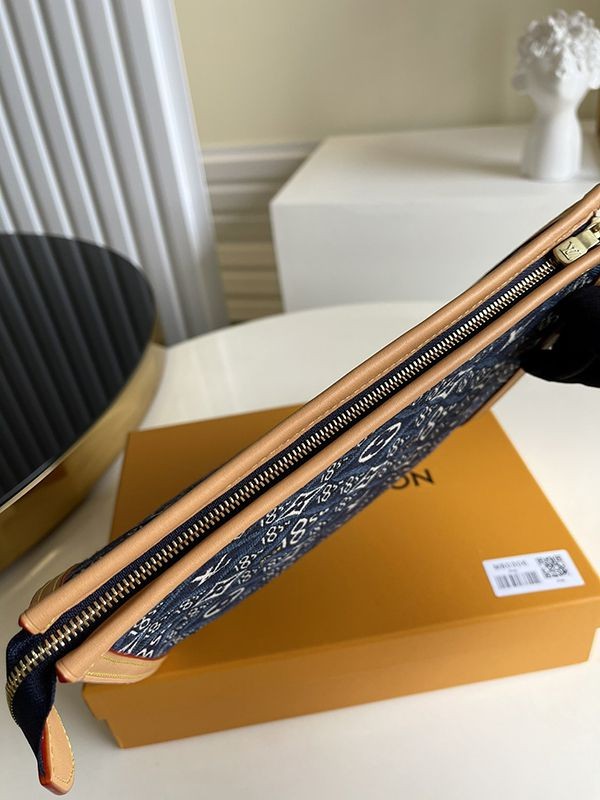 可愛い ルイヴィトン 偽物 クラッチバッグ モノグラム vuf02752代引きを販売