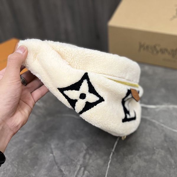 可愛い限定 ルイヴィトンスーパーコピー もこもこ バムバッグ vuv85496高い品質