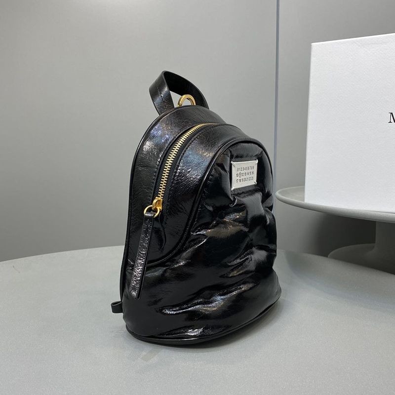 大人気！メゾンマルジェラ フェルト ウェット ルック バックパックコピー Man57544通販