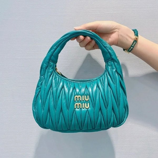 可愛いミュウミュウ コピーワンダー マテラッセ再生ナイロン ショルダーバッグ mya18869N級品