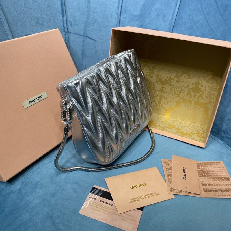 入手困難ミュウミュウ 偽物 マテラッセナッパレザー バッグ myc97890高い品質
