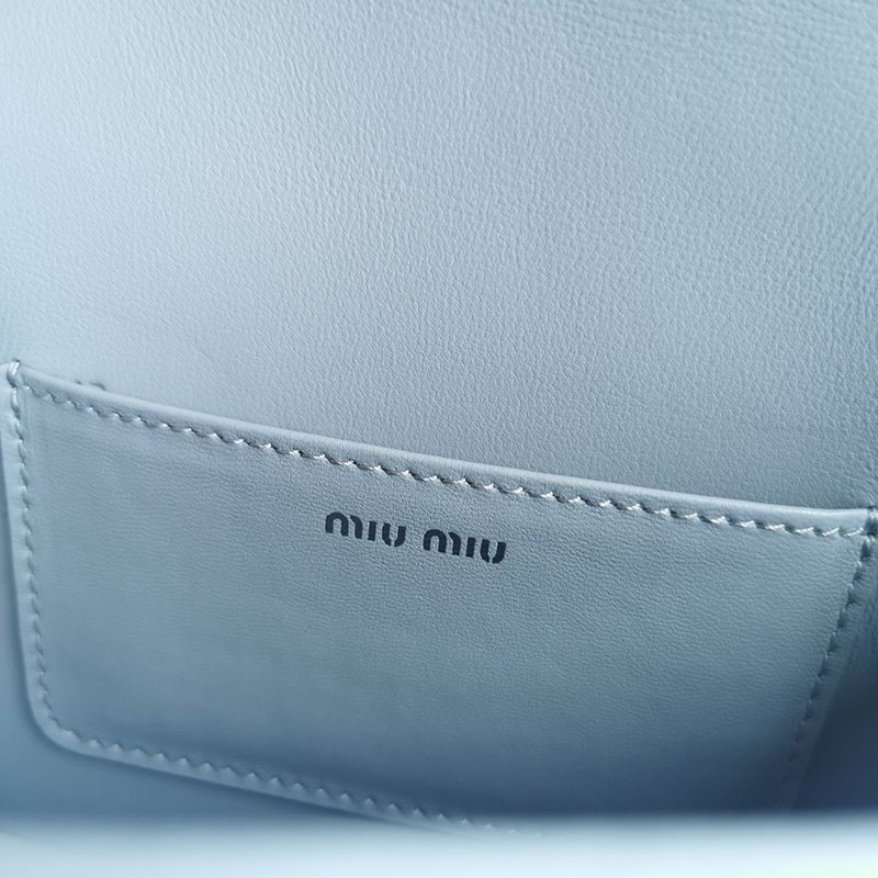 ☆超人気☆ミュウミュウ 偽物 キルティングナッパレザーのミニバッグ mye25902N級品