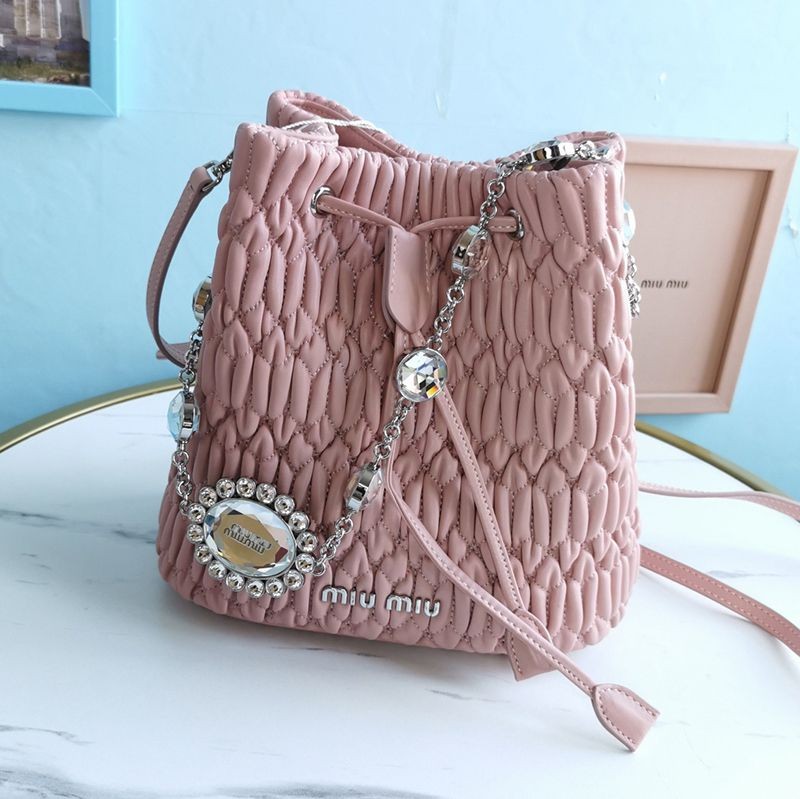 大人気!!新色ミュウミュウ クリスタルチェーン 偽物☆キルトバケットバッグ myi42846