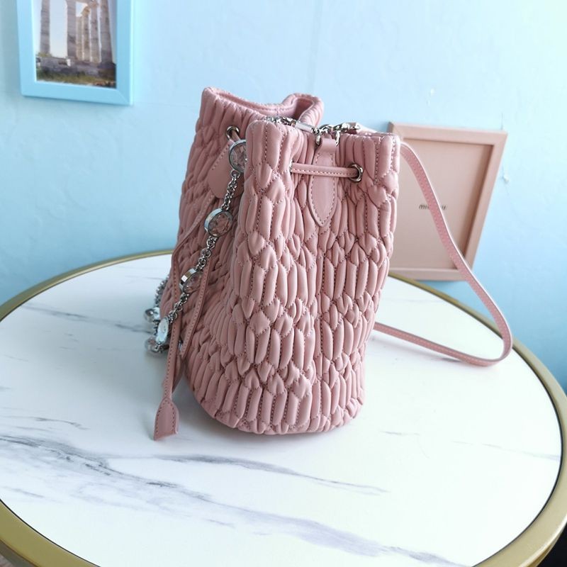 大人気!!新色ミュウミュウ クリスタルチェーン 偽物☆キルトバケットバッグ myi42846激安送料無料