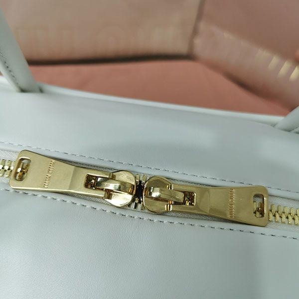 売上総額１位！ミュウミュウ レザー トップハンドルバッグ 偽物 myl55586N級品