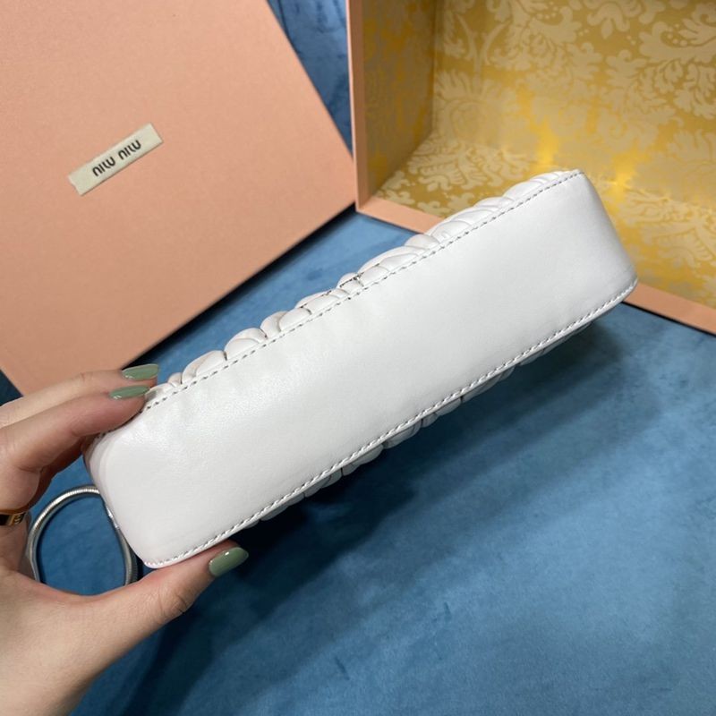 可愛いミュウミュウ コピー マテラッセナッパレザー バッグ myl93850高い品質