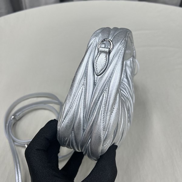 新作限定ミュウミュウ 偽物ワンダー マテラッセ再生ナイロン ショルダーバッグ myn46374代引きを販売