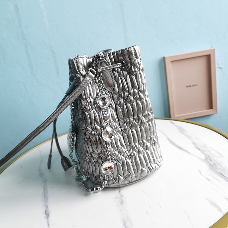 入手困難ミュウミュウ クリスタルチェーン スーパーコピー☆キルトバケットバッグ myr81915激安送料無料
