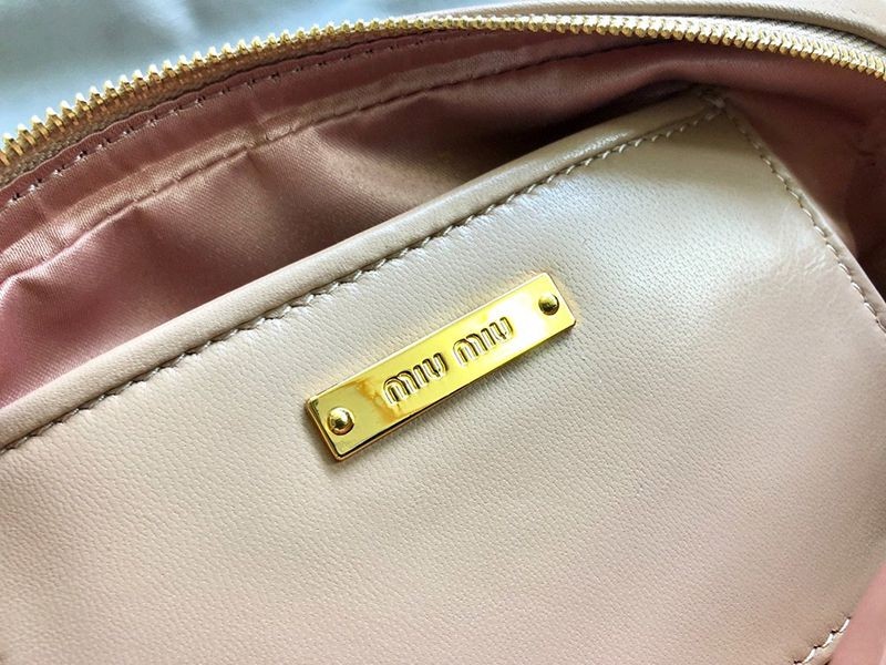 完売必至ミュウミュウ マトラッセ 偽物 レザー クロスボディバッグ mys27327品質保証