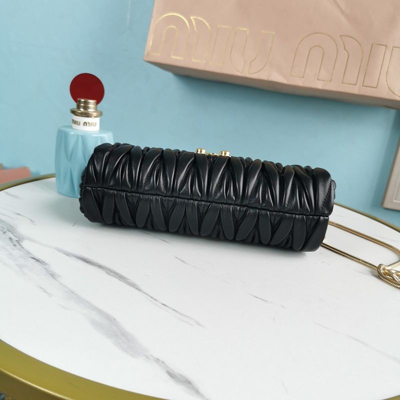【日本未発売】ミュウミュウ マテラッセナッパ 偽物*ショルダーバッグ mys82445高い品質