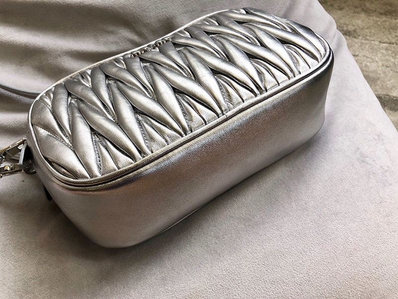☆超人気☆ミュウミュウ 偽物 マトラッセ レザー クロスボディバッグ myu31938N級品