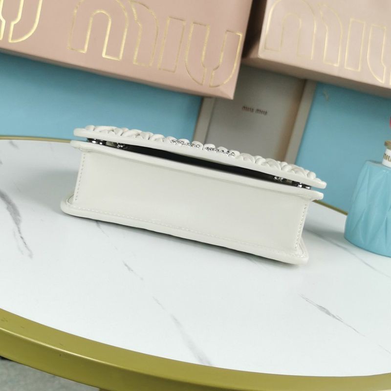 人気急上昇ミュウミュウ マテラッセ 偽物 ミニショルダーバッグ myu42573高い品質