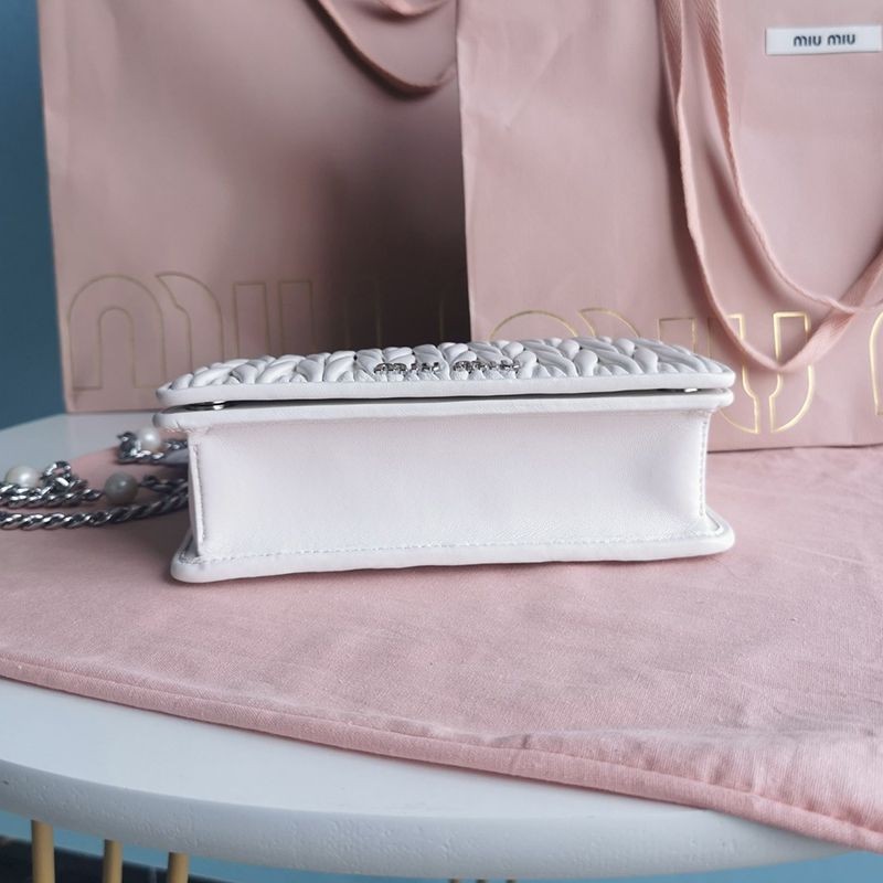 人気No1ミュウミュウ コピー キルティングナッパレザーのミニバッグ myw69555品質保証