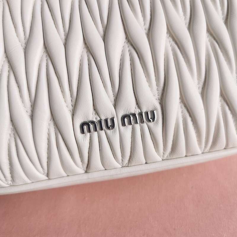 ★日本!!人気！ミュウミュウ 偽物 マテラッセナッパレザー パール付き ショルダーバッグ myw87397人気