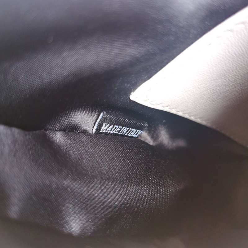 ★日本!!人気！ミュウミュウ 偽物 マテラッセナッパレザー パール付き ショルダーバッグ myw87397品質保証