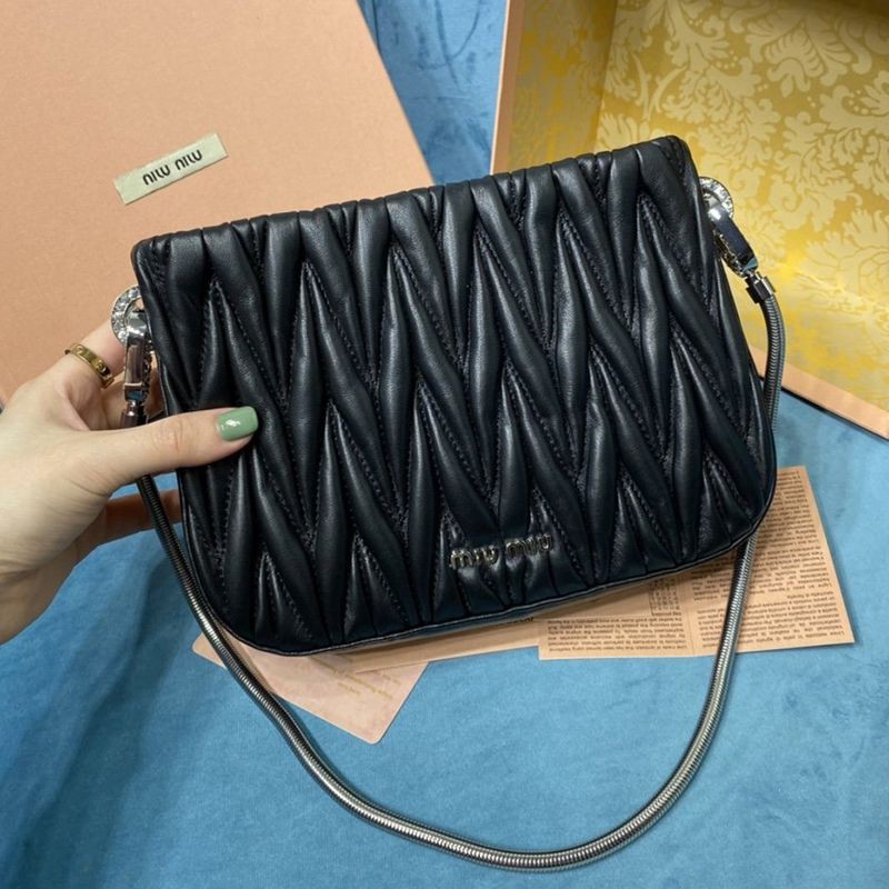 目を惹くカラーミュウミュウ 偽物 マテラッセナッパレザー バッグ myz82611