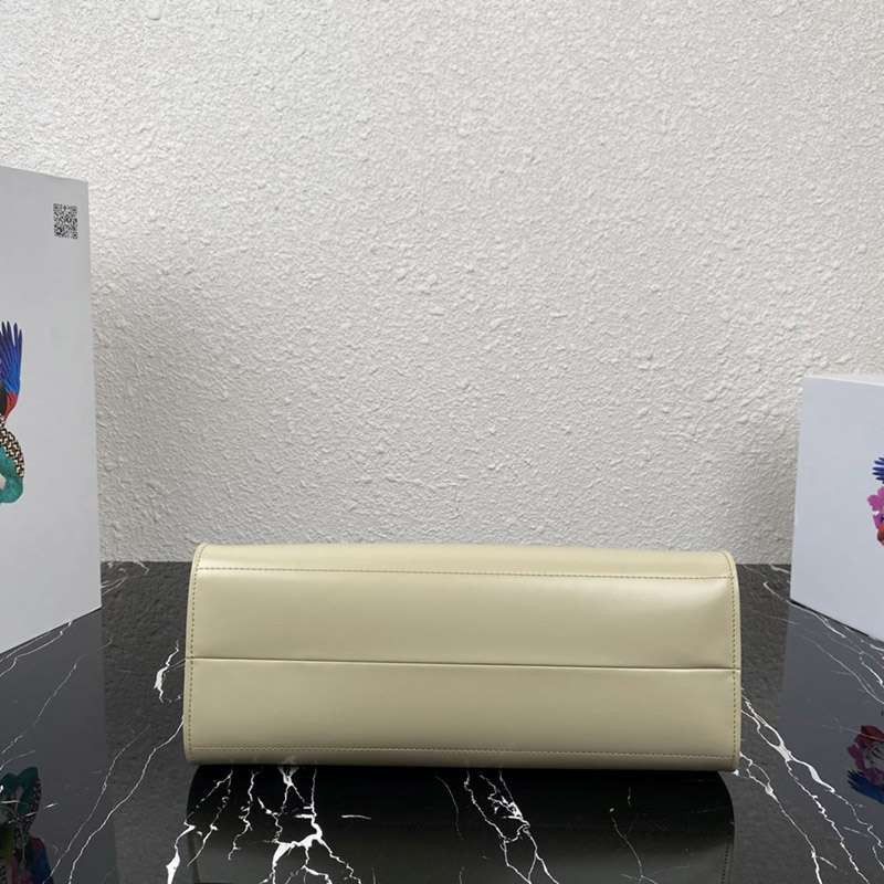 人気 新作 プラダ カーフ ハンドバッグ コピー ギフトに最適♪ puw31789高い品質