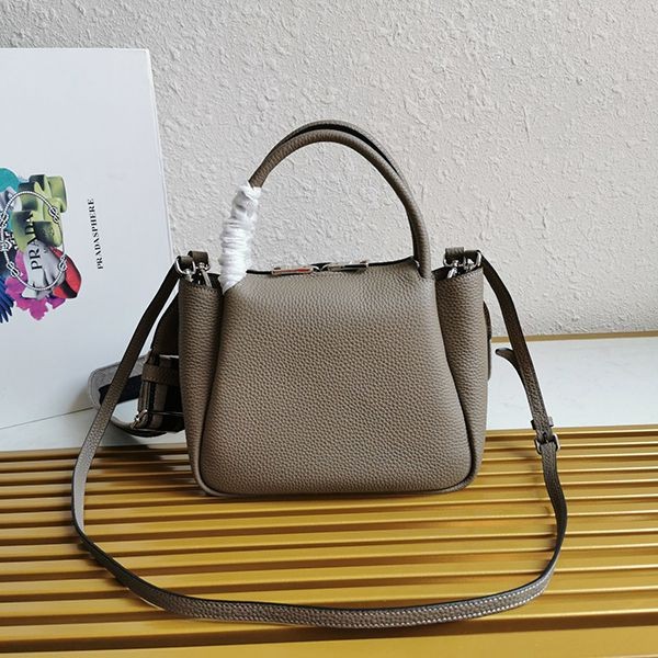 ☆超人気☆ブランドプラダ ショルダーバッグ レザー 新色☆希少 1BC147高い品質