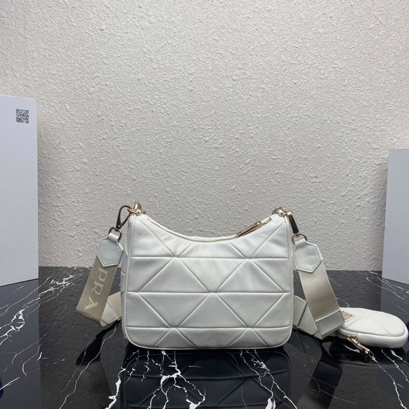 大人気!!最高級プラダ コピートライアングルロゴ付き シープファー ショルダーバッグ pur05387通販