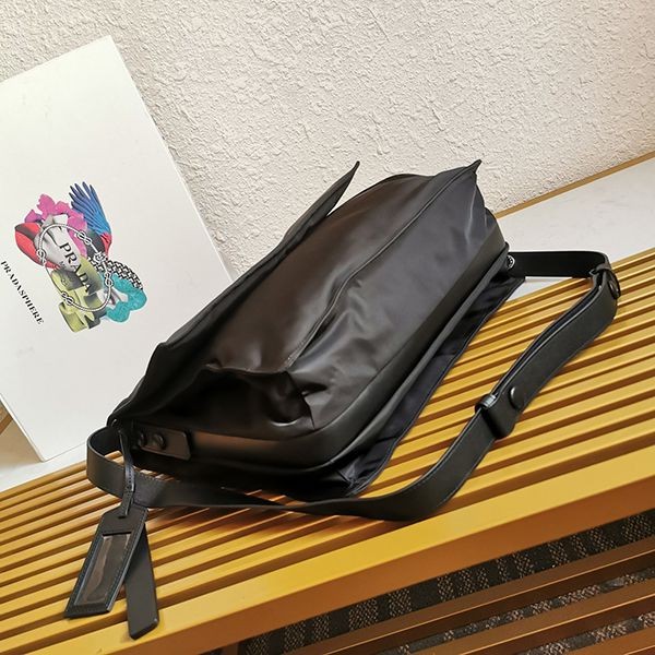 送料込プラダ リナイロン ラージパデッド ショルダーバッグ コピー 2サイズ 1BD256_RDLN激安送料無料