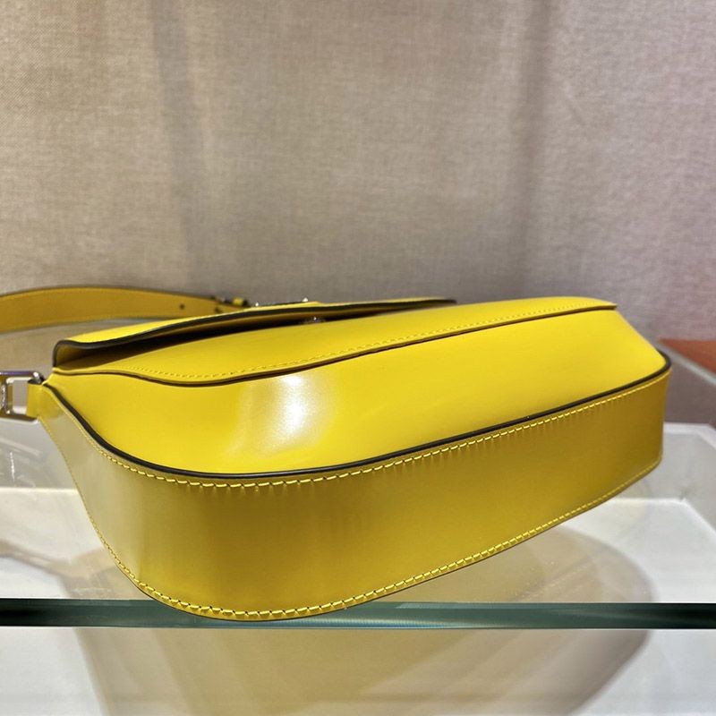 《大人気》プラダ★フラップ付きクレオショルダーバッグ コピー puy98195最高級