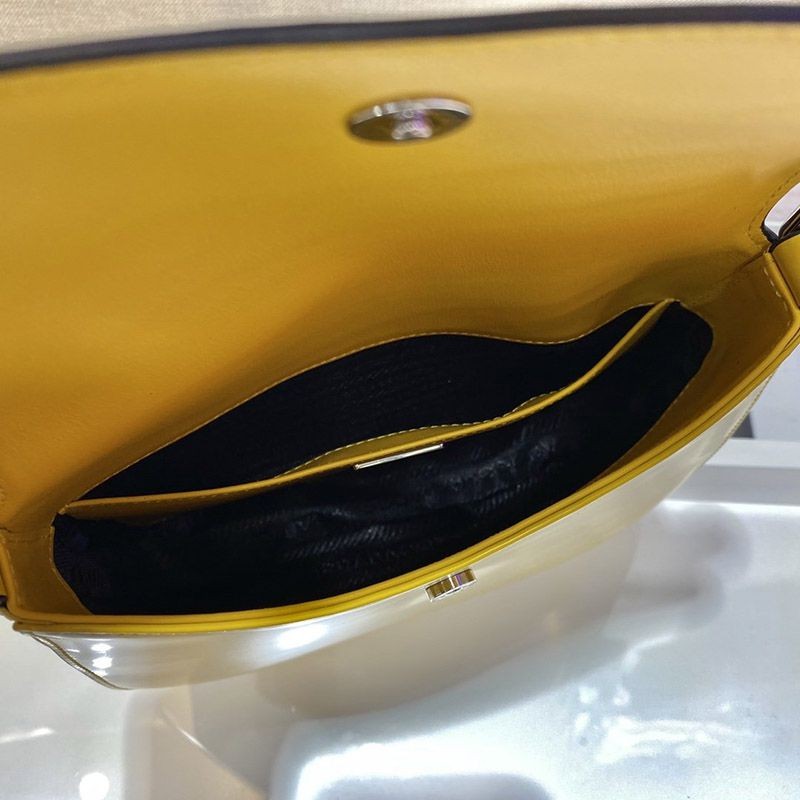 《大人気》プラダ★フラップ付きクレオショルダーバッグ コピー puy98195代引きを販売