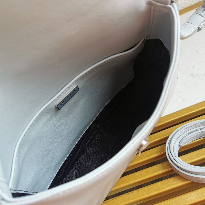 可愛い プラダ★フラップ付きクレオショルダーバッグ コピー pum64421品質保証