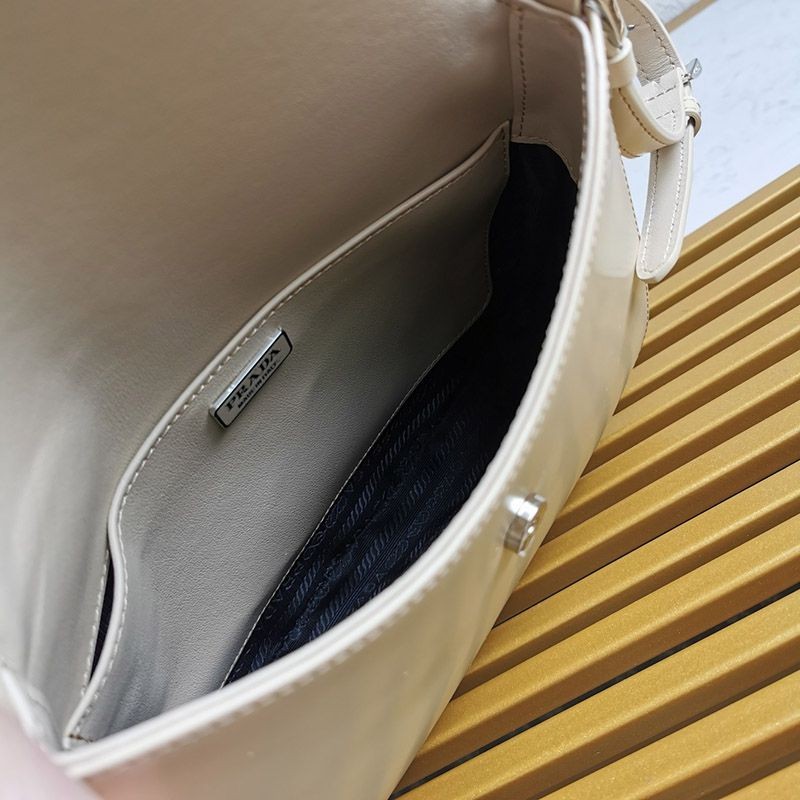 ★日本!!人気！プラダ★フラップ付きクレオショルダーバッグ コピー puf06475品質保証