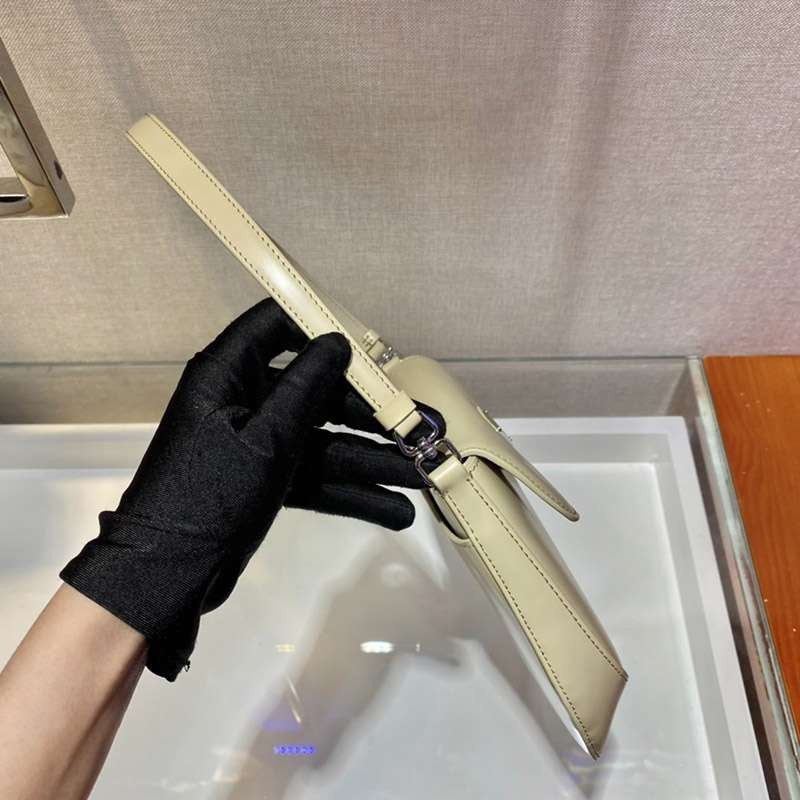 大人気！プラダ フラップ付きクレオショルダーバッグ コピー 1BD311N級品