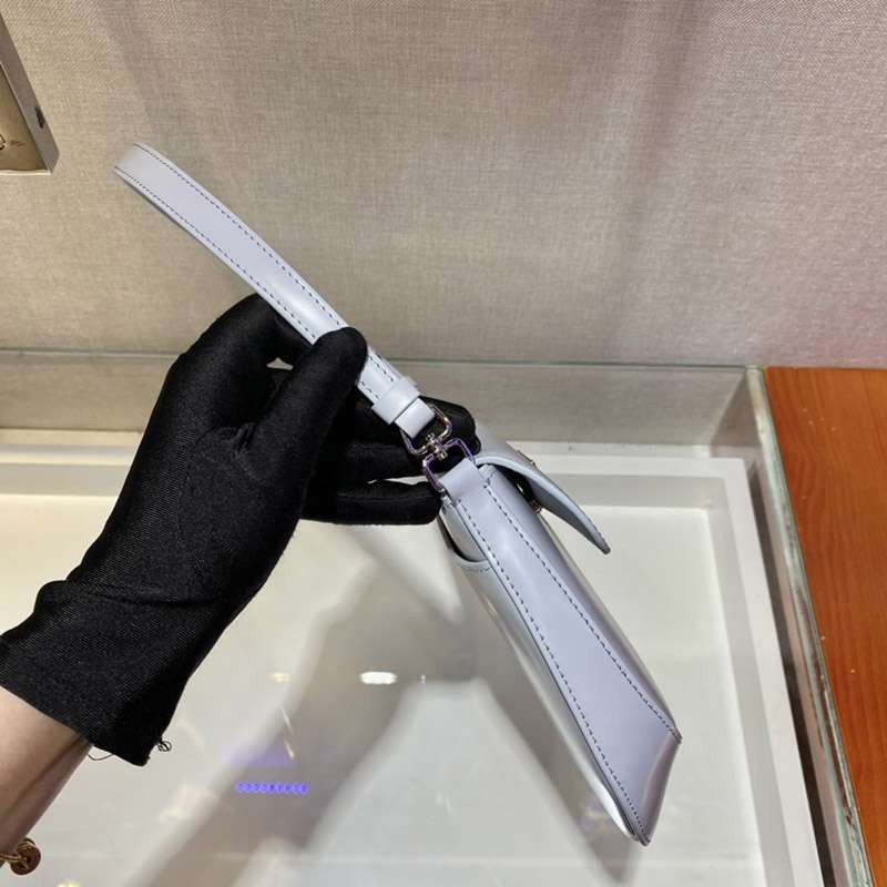 人気♡プラダ フラップ付きクレオショルダーバッグ コピー puh92450最高級