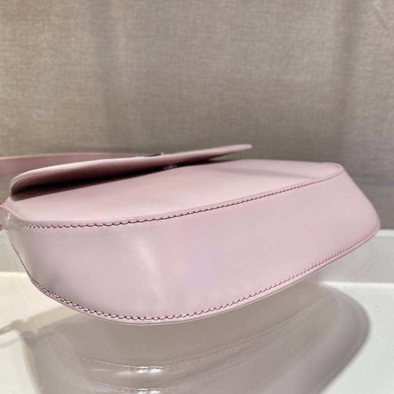 信用第一プラダ コピーフラップ付きクレオショルダーバッグ puf36101代引きを販売