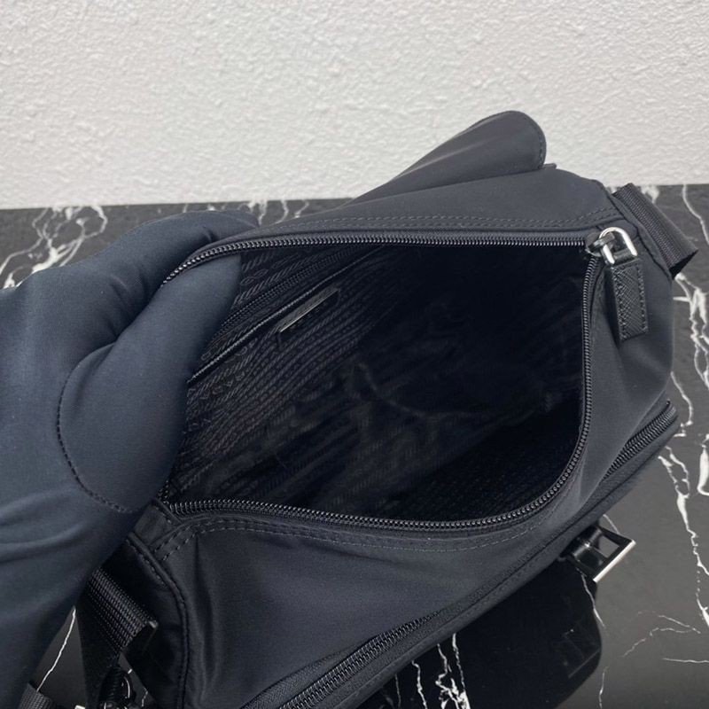 定番人気 プラダ 軽量ナイロンショルダーバックスーパーコピー puy71349代引きを販売
