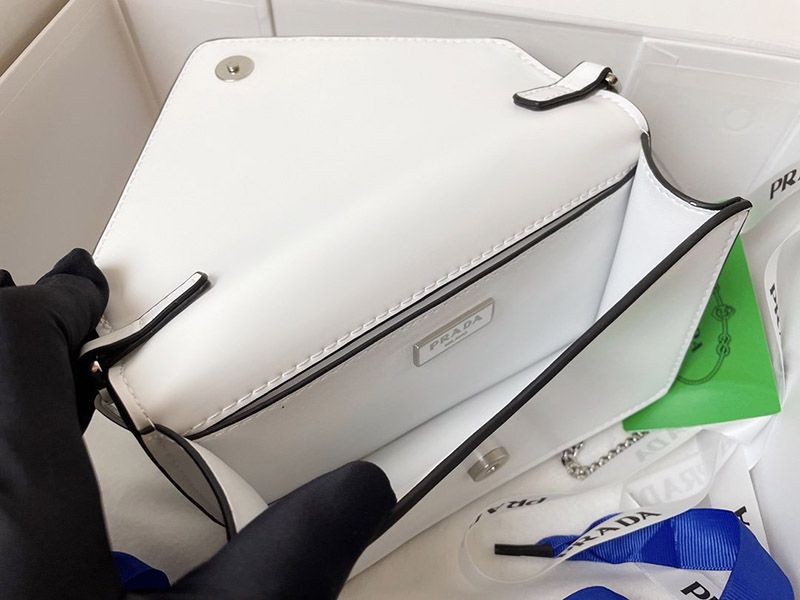 大人気!!最高な材質プラダレザーショルダーバッグ 【追跡付】 pum25599代引きを販売