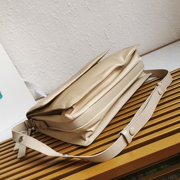 世界中で大人気♪プラダ リナイロン ラージパデッド ショルダーバッグ 偽物 pua06344激安送料無料