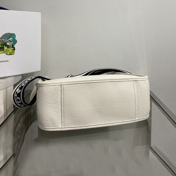 ブティック♪プラダ コピー メタルレターロゴ レザーホーボーバッグ pua14370高い品質