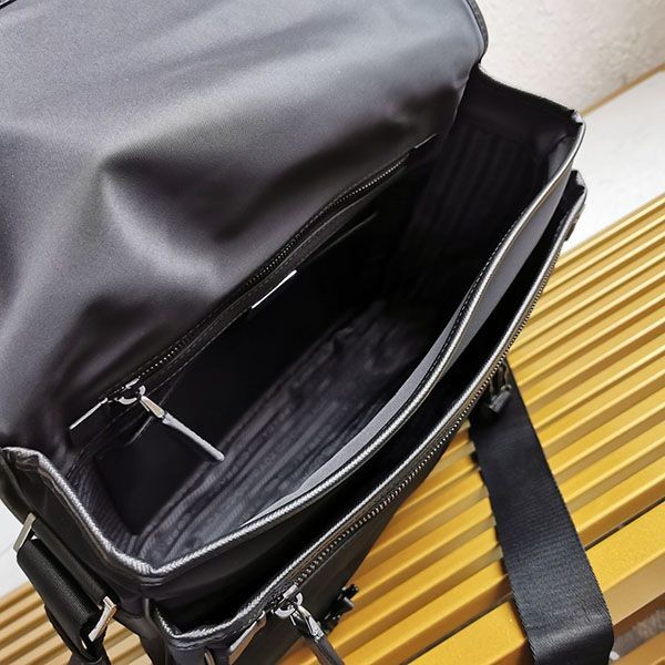 プラダ ショルダーバッグ 偽物 Re-Nylon クロスボディ pub97740最高級