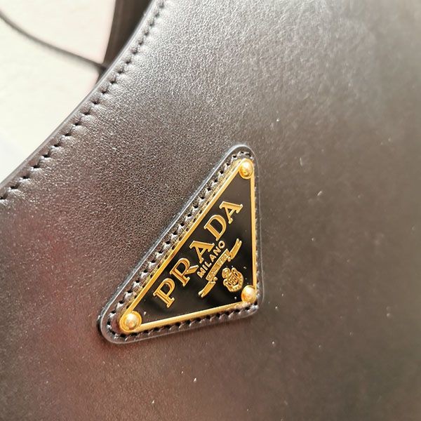 プラダトライアングルロゴ レザー ショルダーバッグ 偽物 pud96566最高級