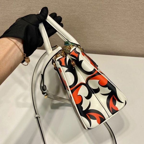目を惹くカラープラダ スーパーコピー ガレリア レザー スモールバッグ pue33414高い品質
