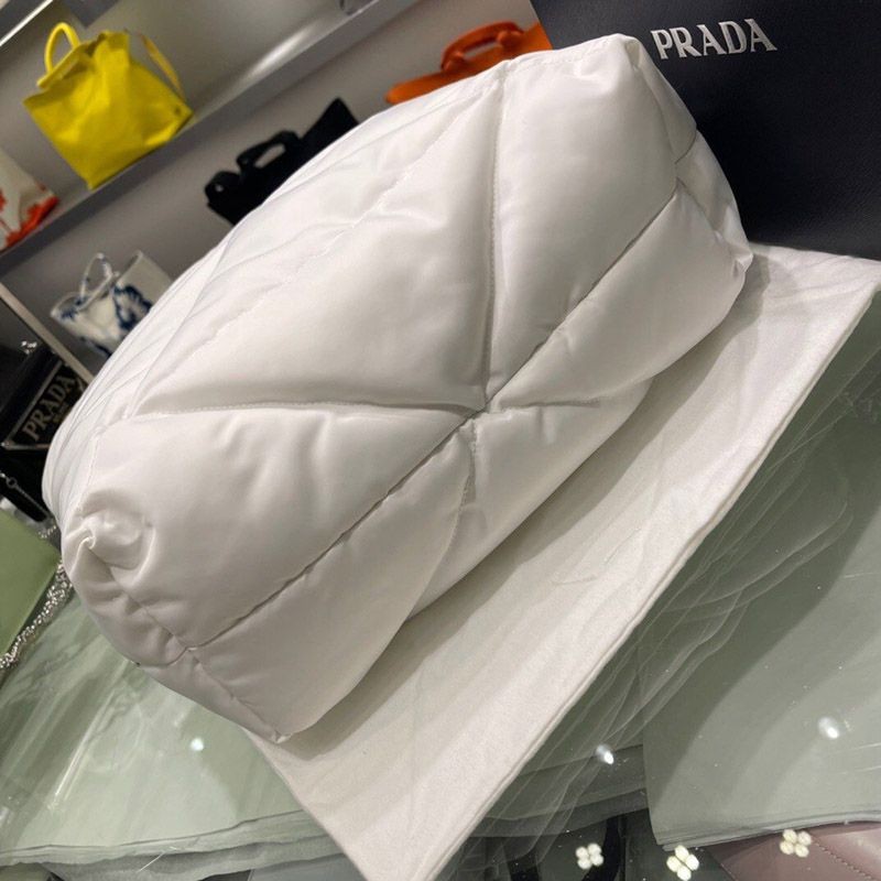秋冬新作【プラダ】パデッド Re Nylon コピートートバッグ リナイロン pug24528最高級