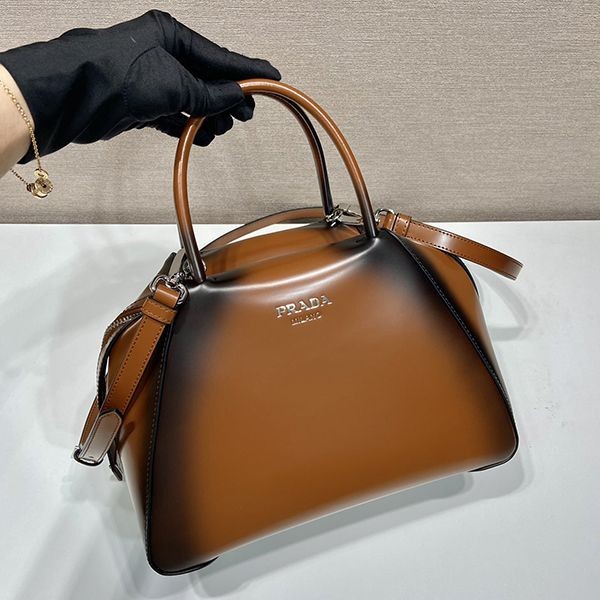 入手困難プラダ スモール ブラッシュドレザー ハンドバッグ 偽物 puh97622通販
