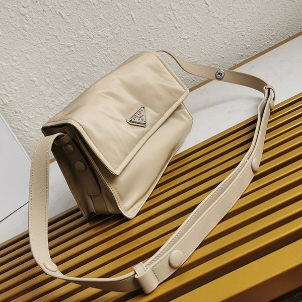 人気急上昇プラダ コピー☆パッド入りフラップバッグ Re-Nylon ジッパーポケット pui44266通販