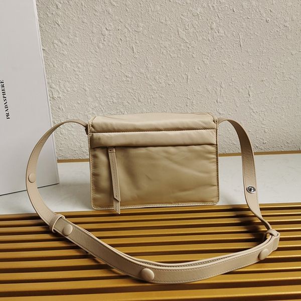 人気急上昇プラダ コピー☆パッド入りフラップバッグ Re-Nylon ジッパーポケット pui44266高い品質