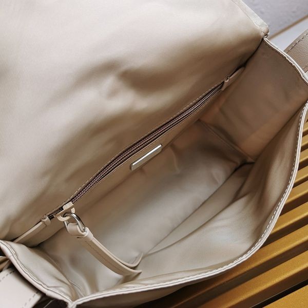 人気急上昇プラダ コピー☆パッド入りフラップバッグ Re-Nylon ジッパーポケット pui44266最高級