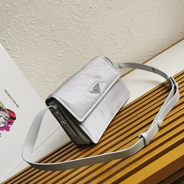 大人気！プラダ☆パッド入りフラップバッグ Re-Nylon ジッパーポケット コピー pum58189通販
