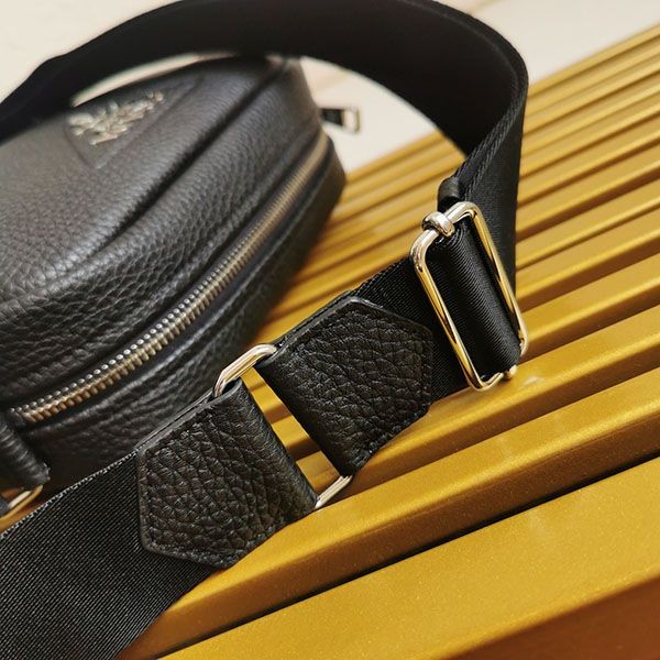 大人気！プラダ*レザー ショルダーバック ミニポーチ付き pun78060代引きを販売