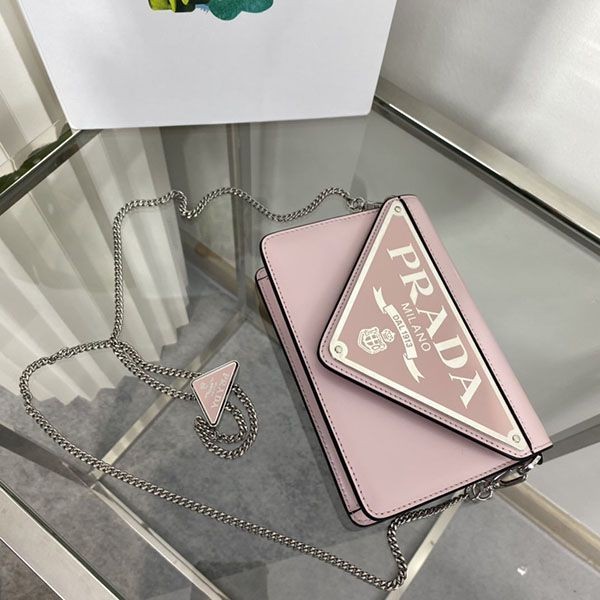 21-22AW プラダ ブラッシュドレザーショルダーバッグ コピー ビッグロゴ チェーン pup41758最高級