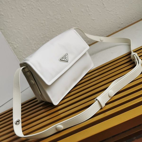 超話題!プラダ 偽物☆パッド入りフラップバッグ Re-Nylon ジッパーポケット put60471通販